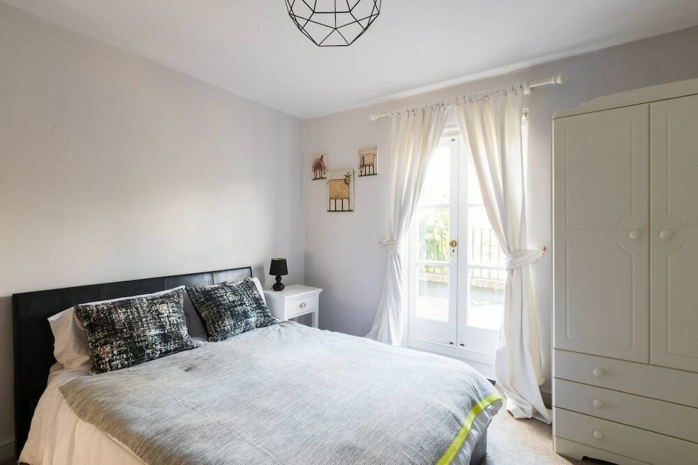Фото Fabulous 4 Bed House With Garden in Fulham