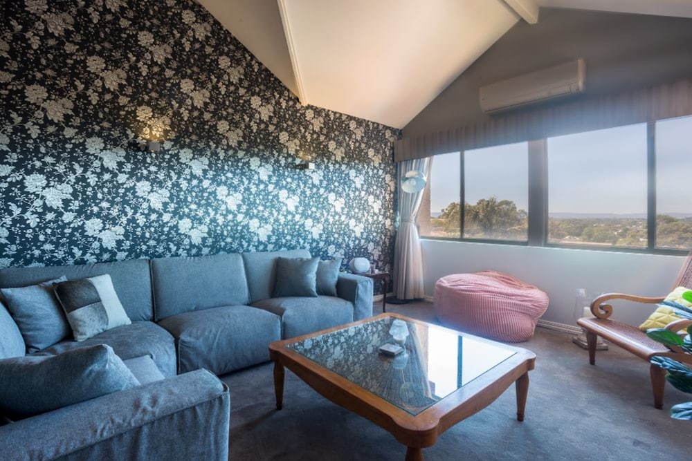 Фото Character 3 Bedroom Home With Pool and Balcony