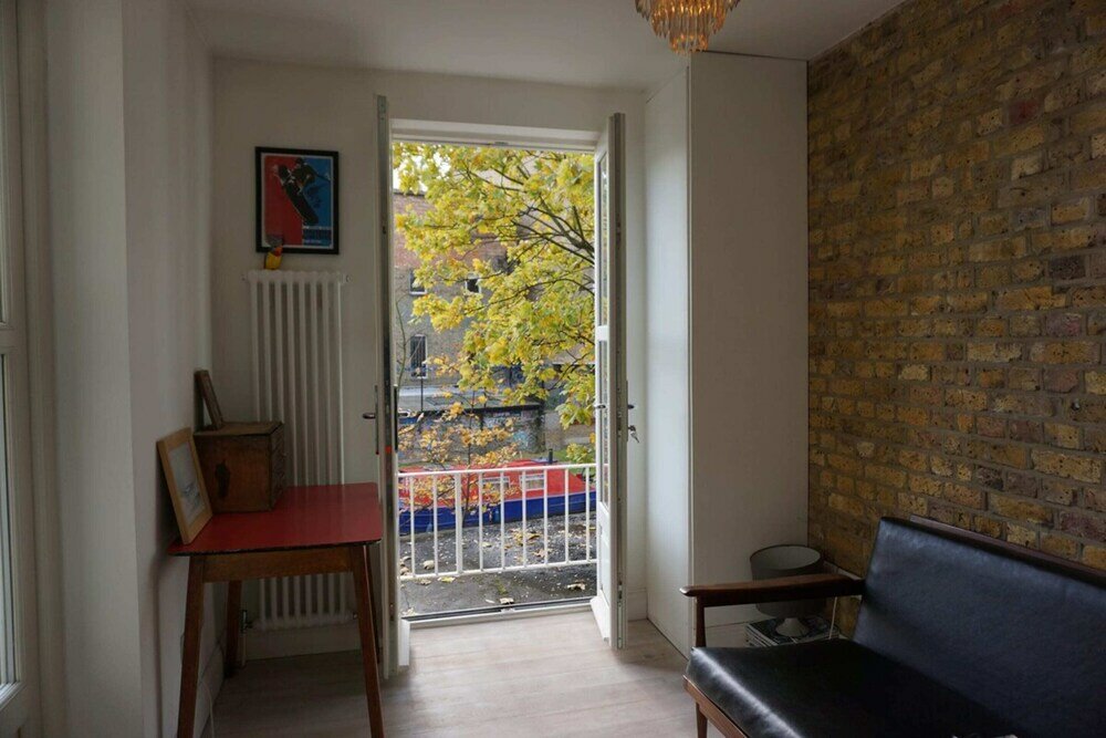 Фото Beautiful Canalside 1-bedroom Flat With Terrace