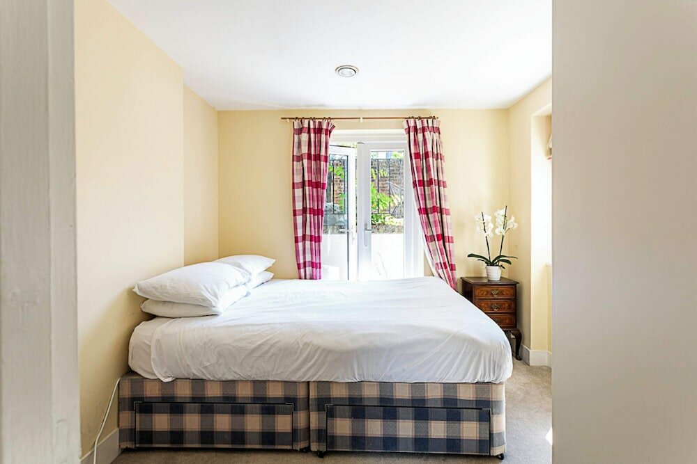 Фото Kensington Retreat With Private Patio