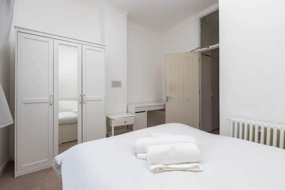 Фото Spacious 5 Bedroom Home in Camden