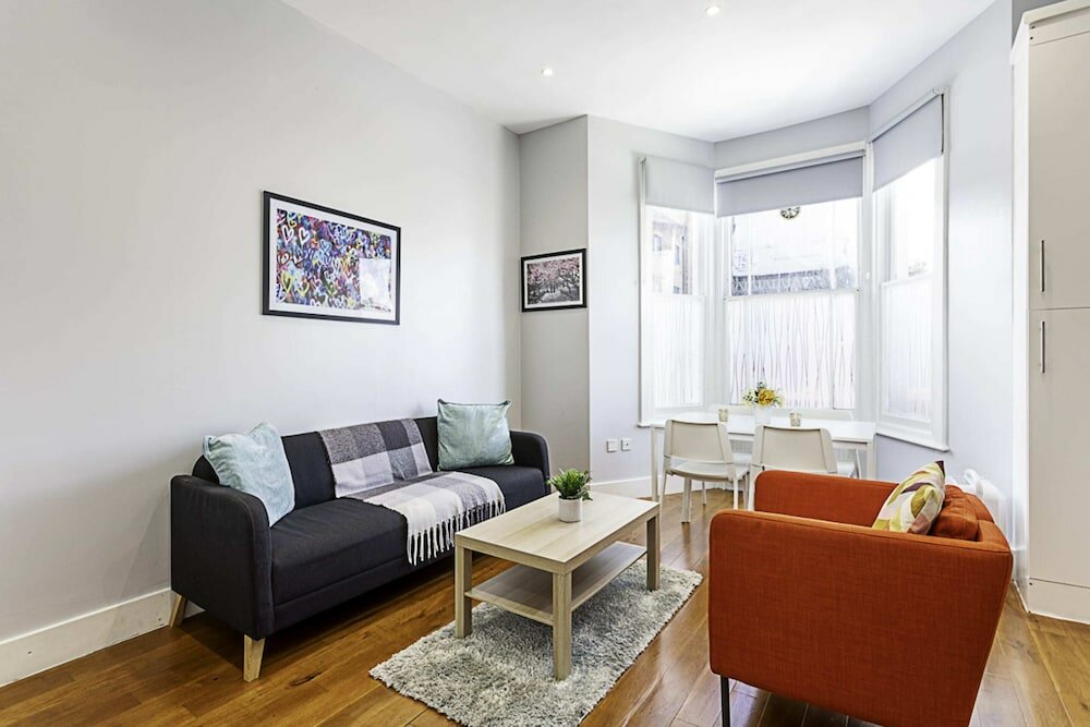 Фото Refurbished St. johns Hill Apartment