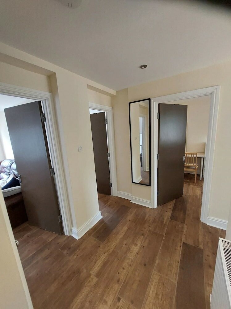 Фото Spacious 3 Bedroom Apartment Near Camden With Balcony
