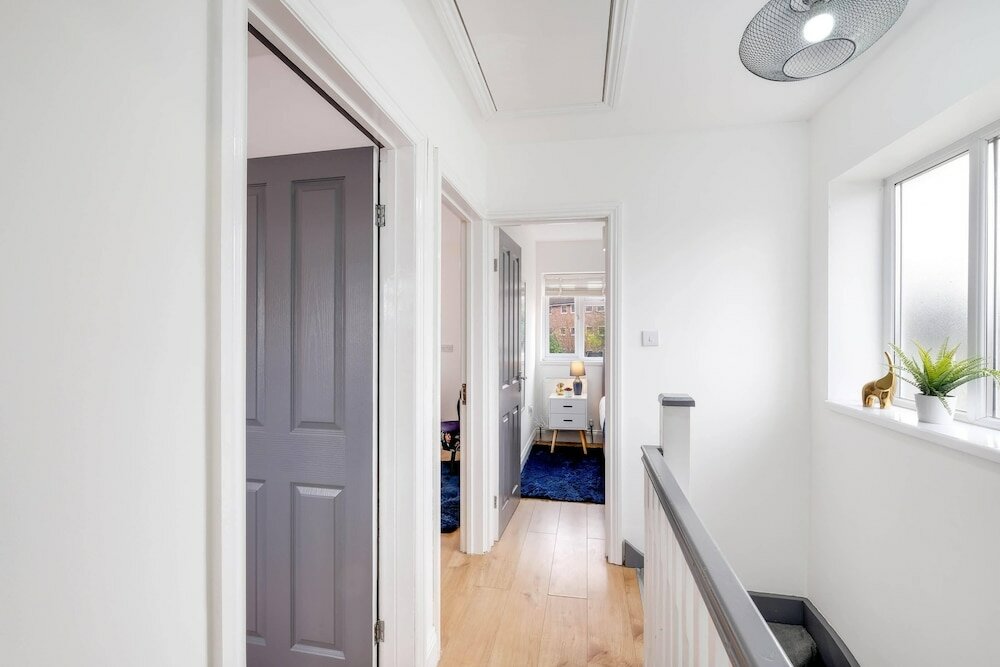 Фото 3 Bedroom House with Parking in Windsor