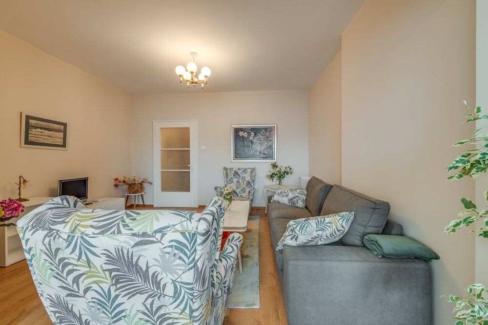 Фото Beautiful Jewel in the Top Centre