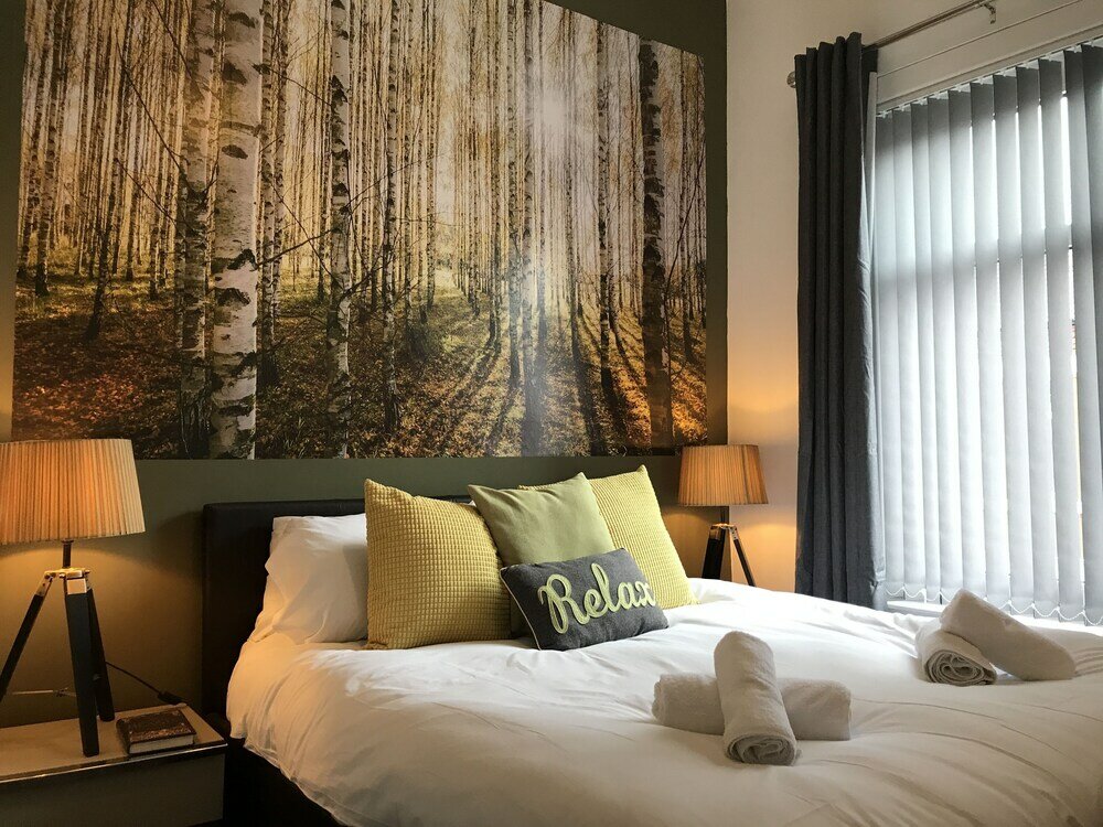 Фото Bright Spacious 3-bed With Office & Patio, Preston