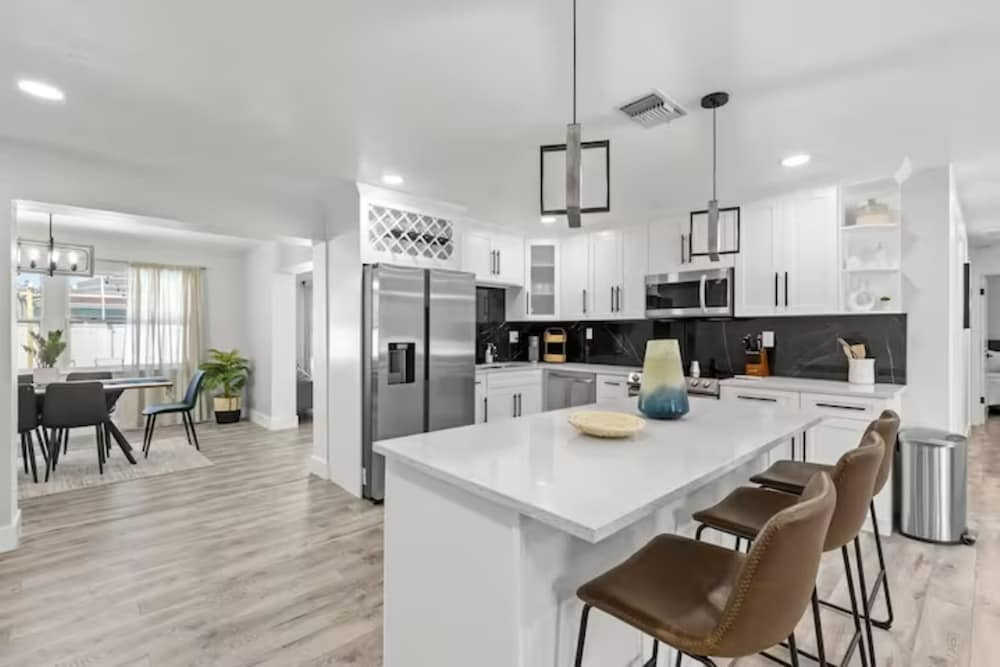 Фото New Mid Century Modern Largo Retreat