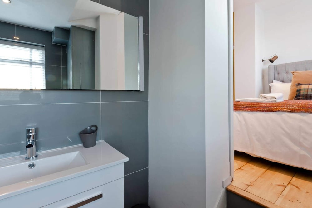 Фото Bright and Modern Bayswater Apartment