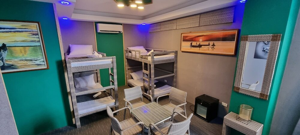 Фото Oyo 997 Attic Capsule Hotel