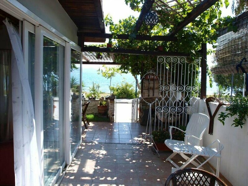 Гостиница Alonaki Seafront Cottage