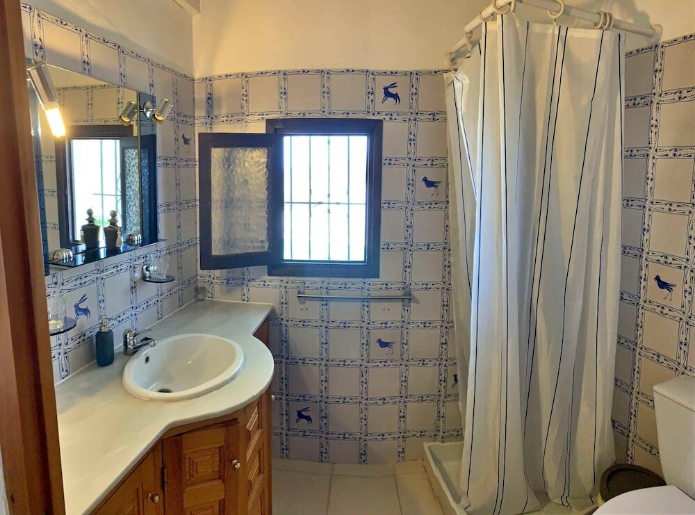 Фото Private, Bright, Spacious House with Pool & Hot Tub