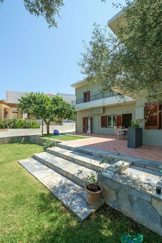 Гостиница Stylish Summer Home with Gardens, Near the Beach