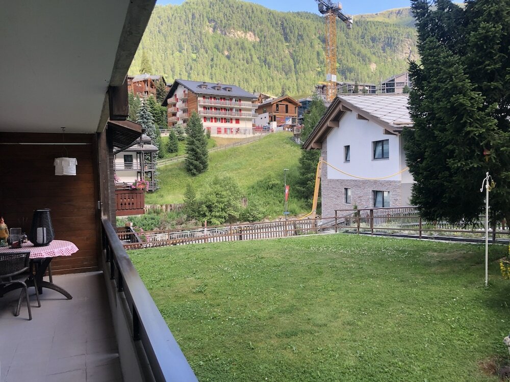 Фото Snowflake family apart. Ski in& out