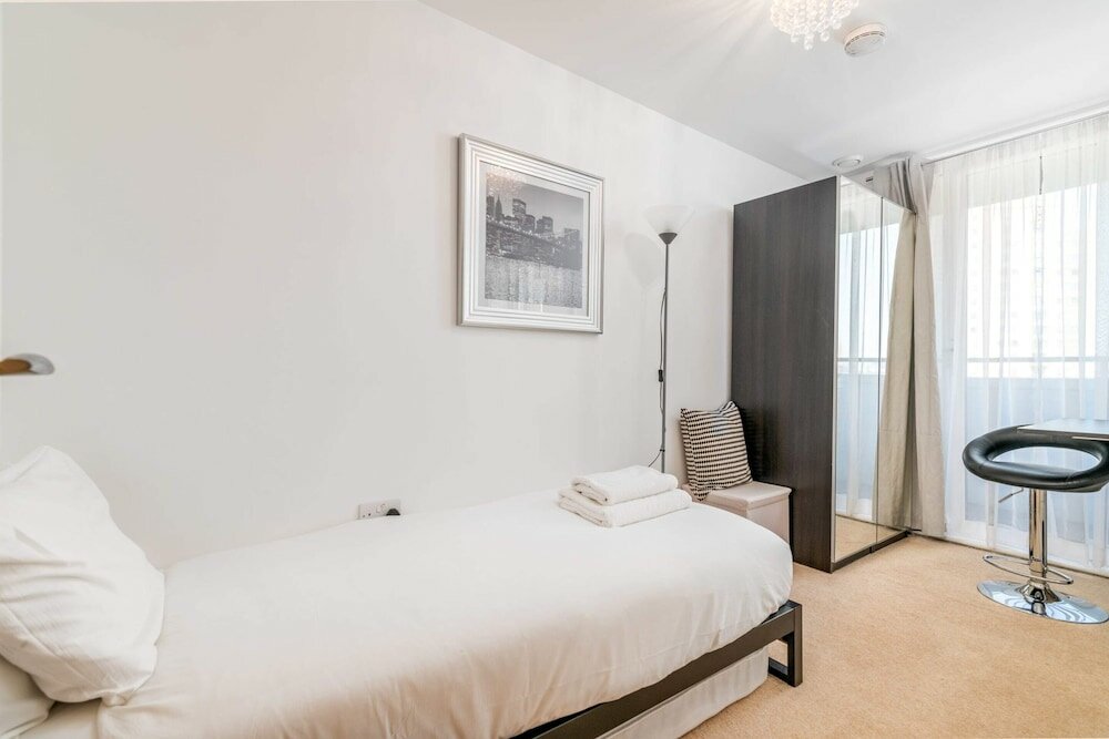 Фото Swanky Stratford Duplex Apartment