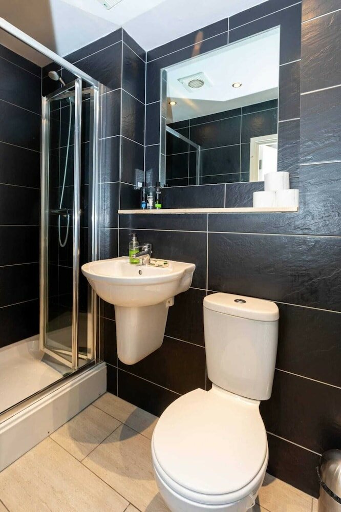 Фото Radiant 2 Bedroom Apartment in East London