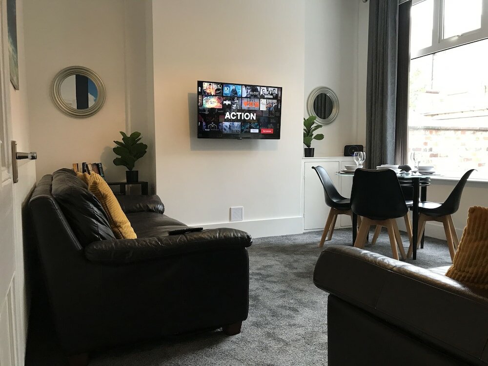 Фото Bright Spacious 3-bed With Office & Patio, Preston