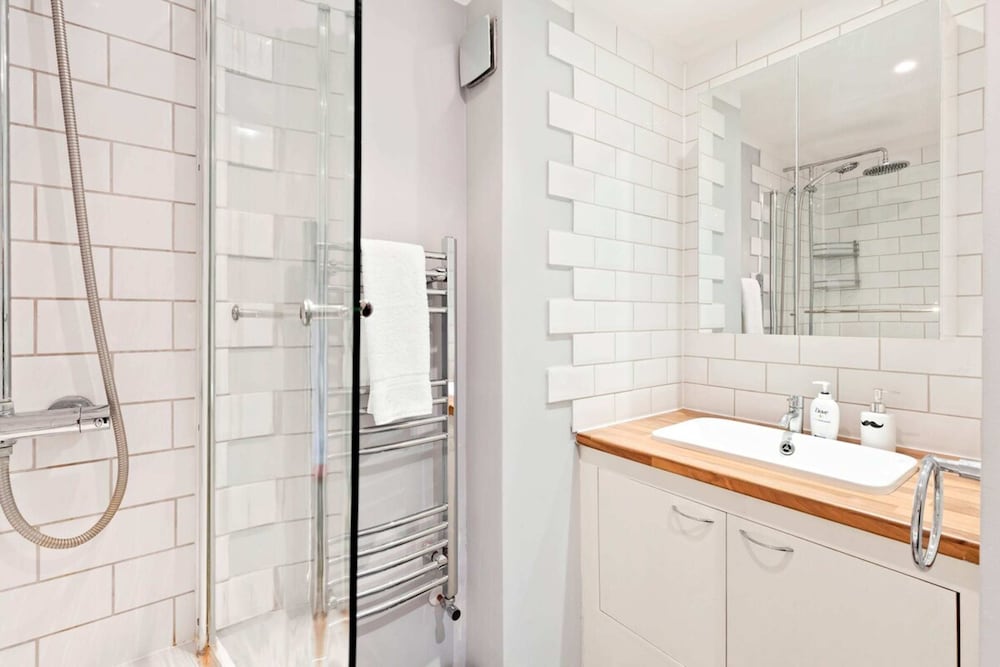 Фото Spacious 2 Bedroom Apartment in Cricklewood