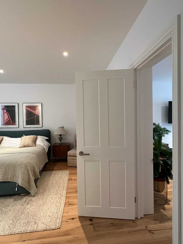 Фото Spacious and Bright 1 Bedroom Flat in Notting Hill