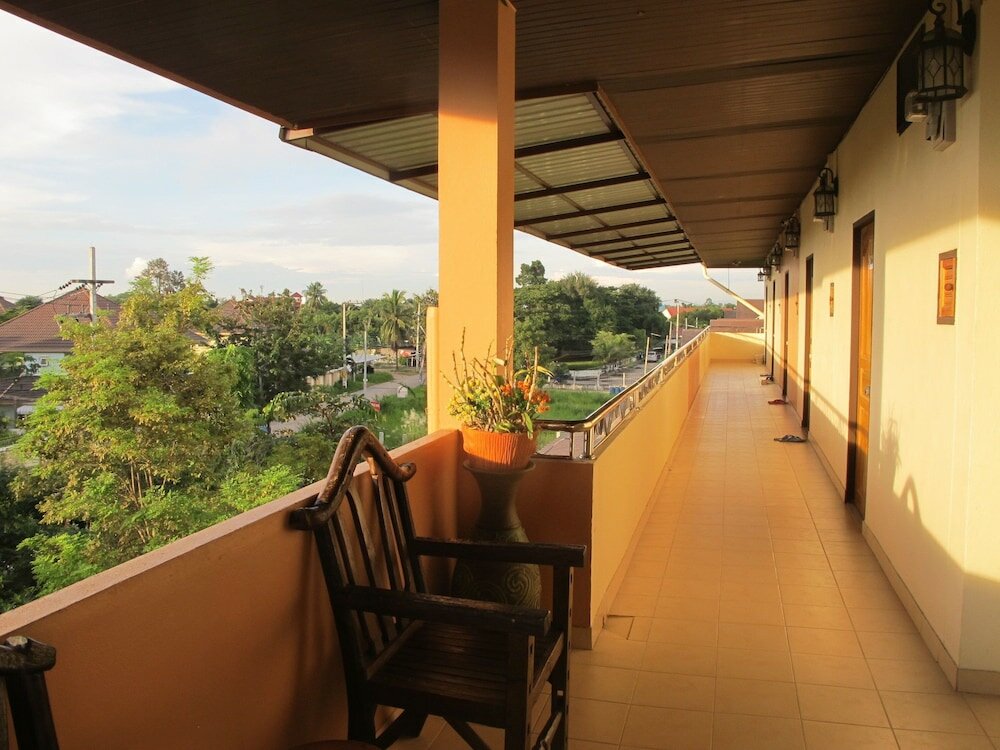 Фото Oyo Baan Tong Tong Pattaya Resort