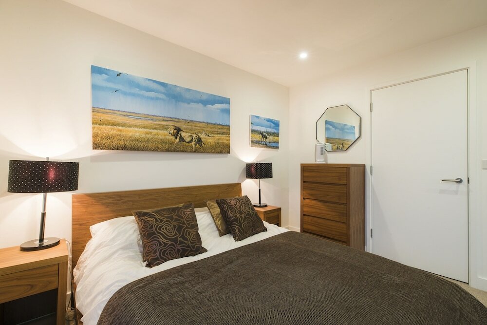 Фото Altido Trendy Islington Flat for 2 with Patio