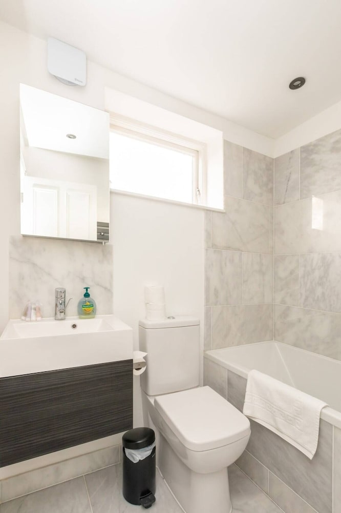 Фото Dazzling Top Floor 1bedroom Flat - Earl's Court!