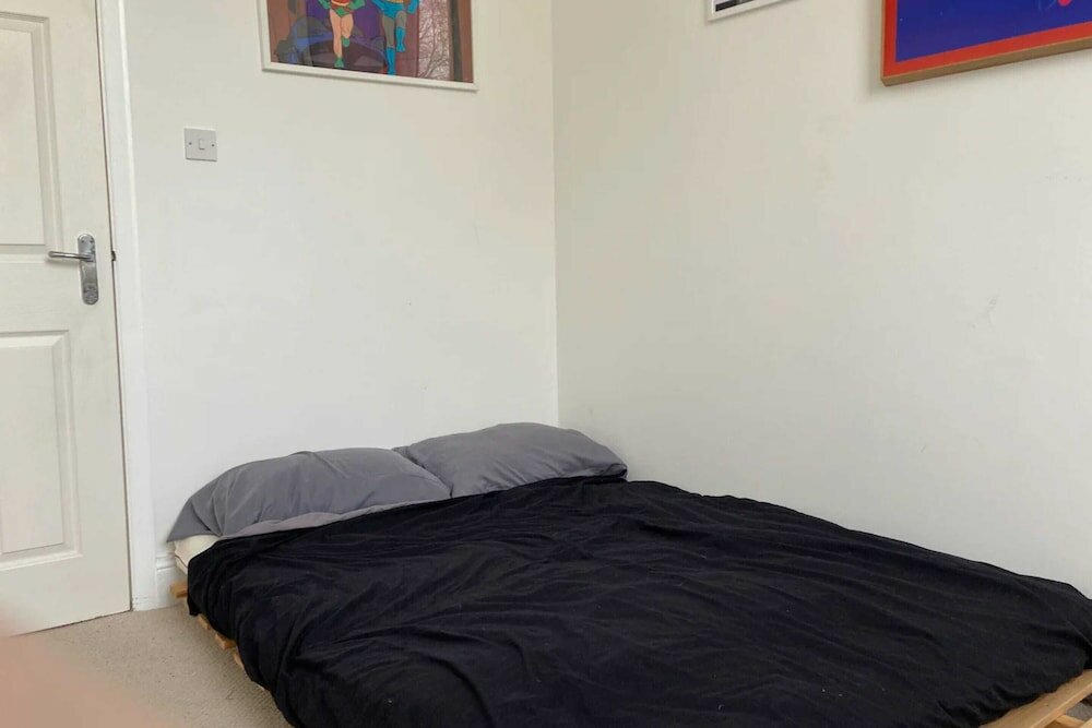 Фото Radiant 2 Bedroom Flat in New Cross - Converted Pub