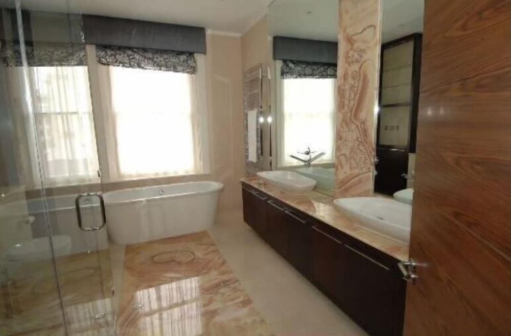 Фото Апартаменты 22 Queensberry Place