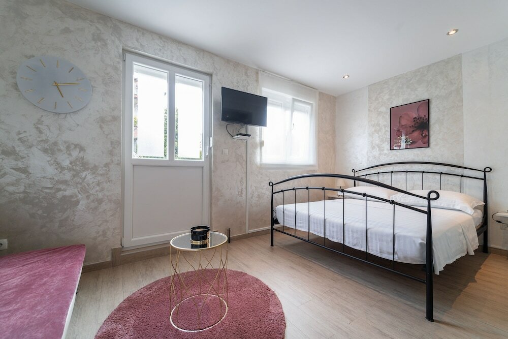 Фото Studio Apartment with garden