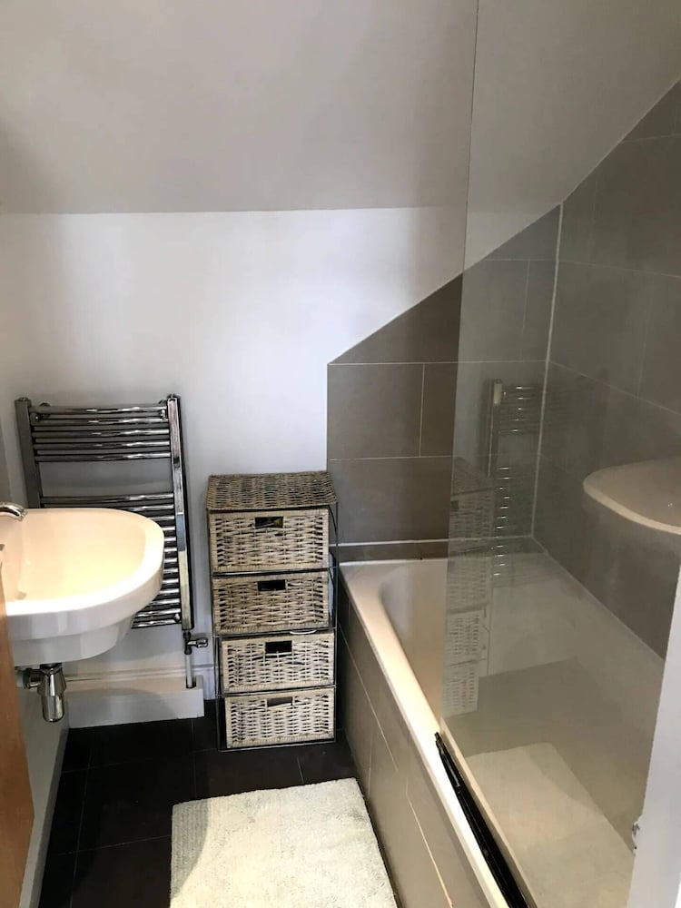 Фото Stylish 2 Bedroom Apartment in Fulham With a Garden Terrace