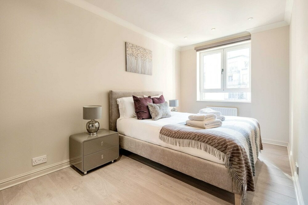 Фото Stunning 3-bed in the heart of London