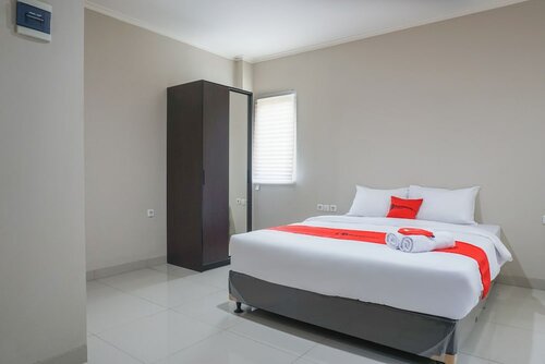 Гостиница Residences by RedDoorz near Mt Haryono в Джакарте