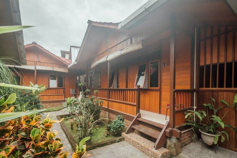 Гостиница Oyo 1300 Crecia Guest House в Амбоне