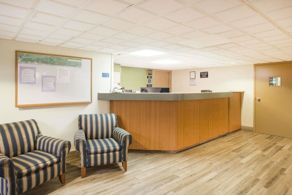 Фото Super 8 by Wyndham Myrtle Beach/Market Common Area