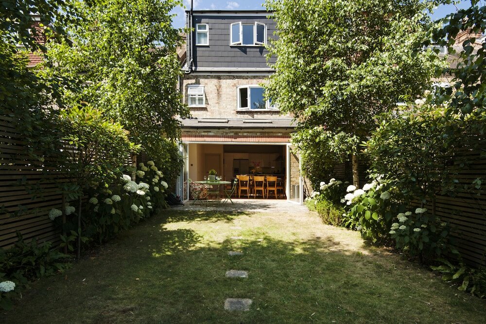 Фото Exquisite East Acton Home Close to Shepherds Bush by Underthedoormat