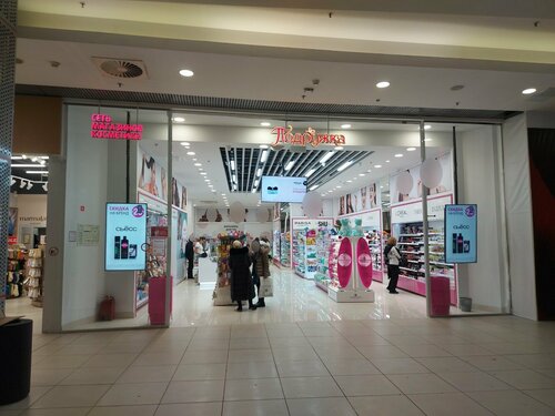 Үлкен кеуделі арық қыздардың бейнелері