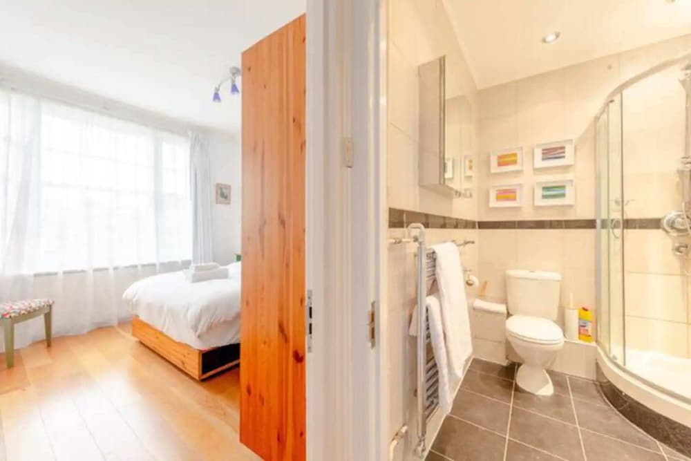 Фото Central and Spacious 2 Bedroom Flat in Kensington