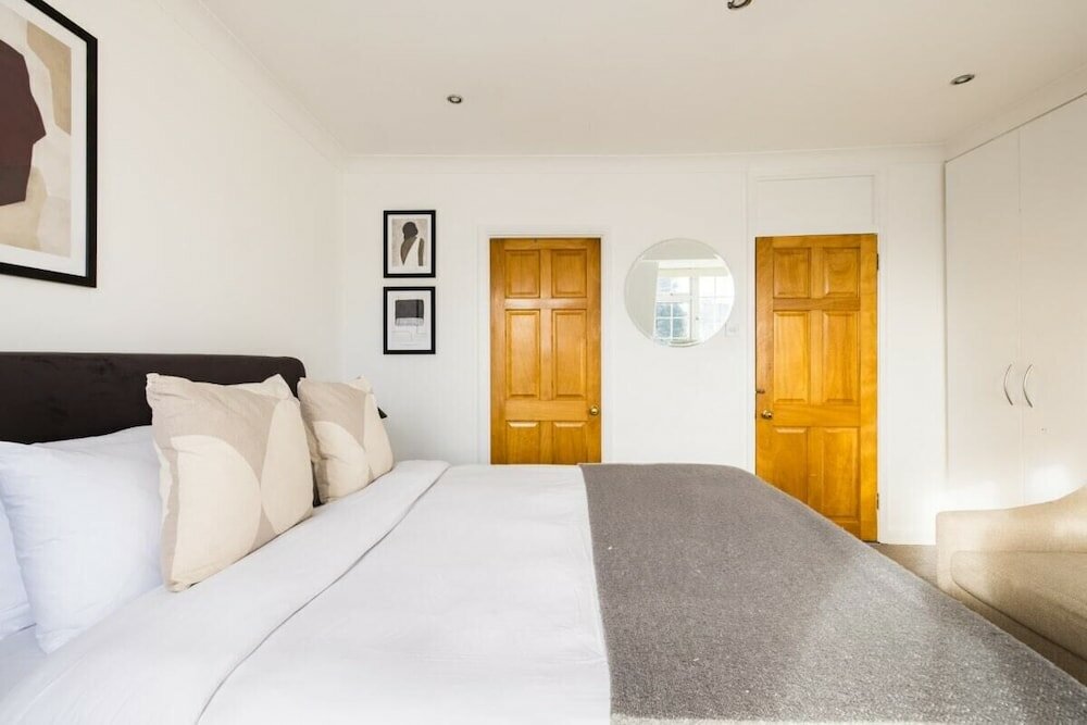 Фото The Mill Hill Wonder - Inviting 3bdr House With Garden