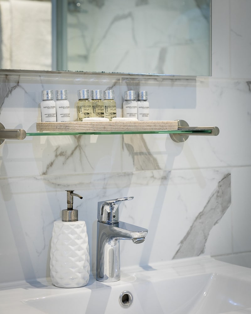 Фото Cromwell Road Apartments