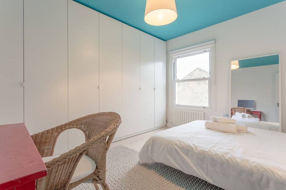 Фото Stylish 2 Bedroom Apartment in London