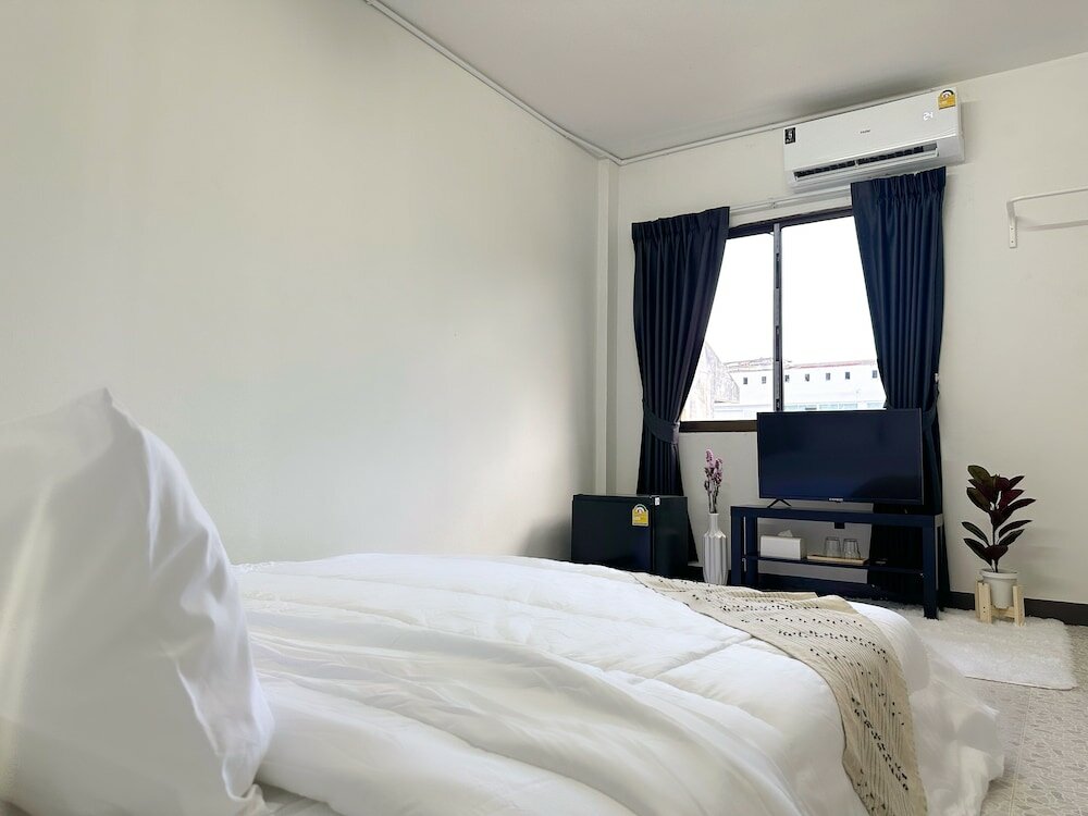 Фото Montana Hotel & Hostel Phuket