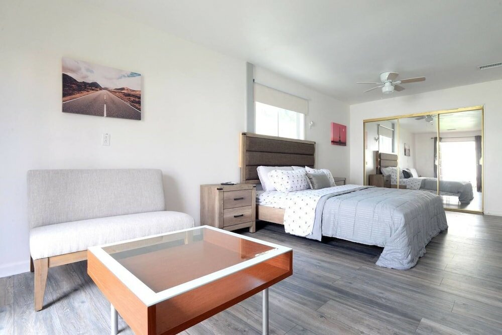 Фото Spacious House on Melrose w Private Backyard Gym