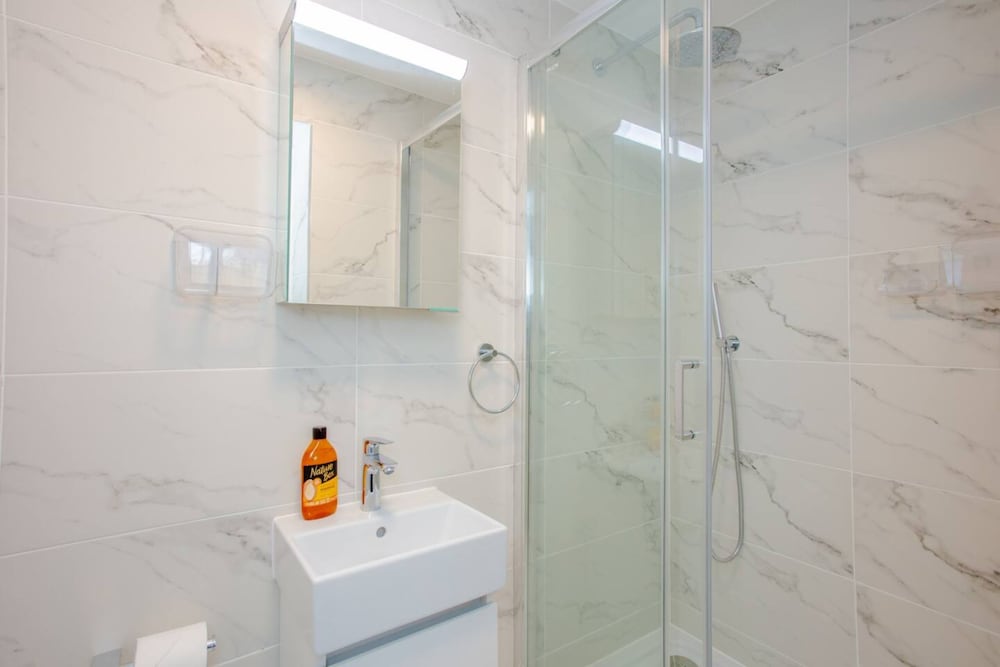 Фото Bright 1 Bedroom Apartment in West London