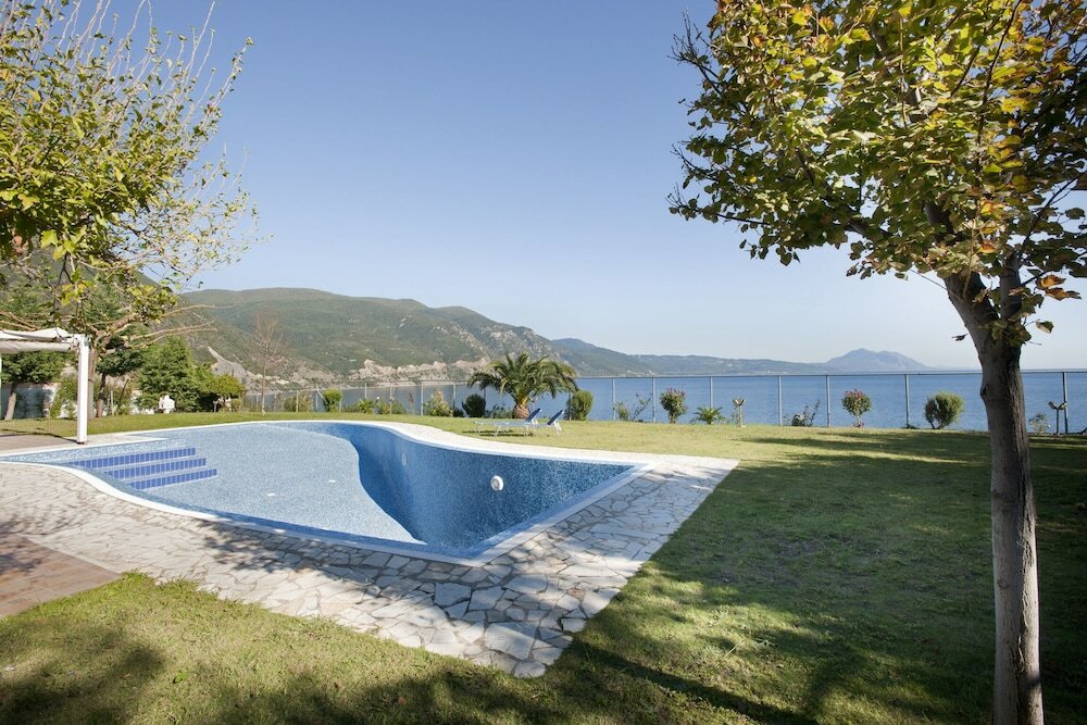 Фото Spacious villa at Ilia Edipsou