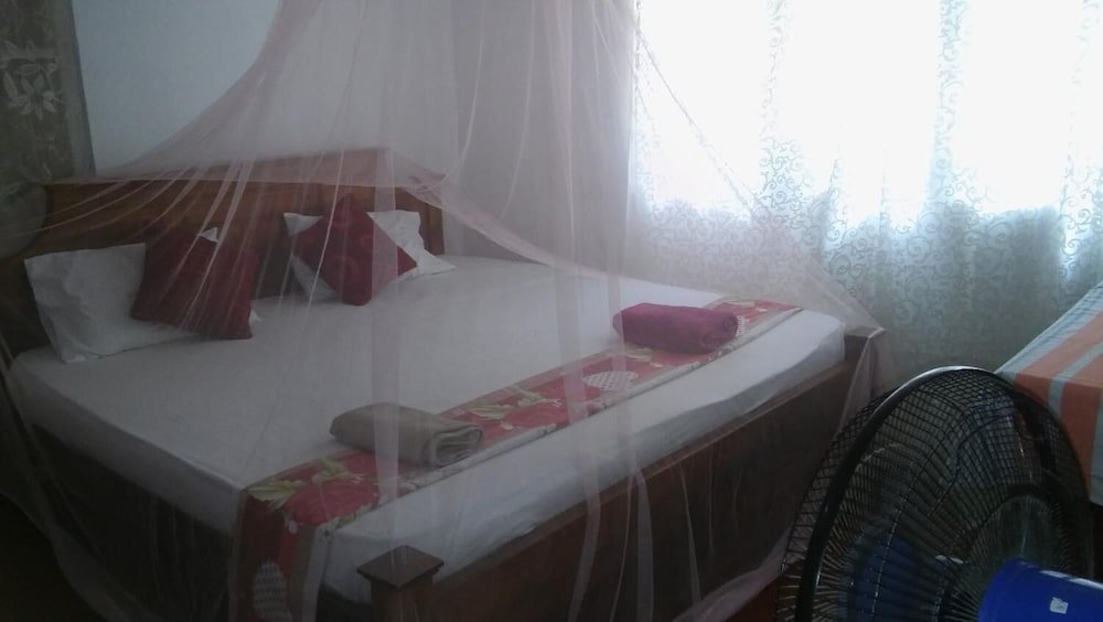 Фото Thevindu guest & red mud resturent