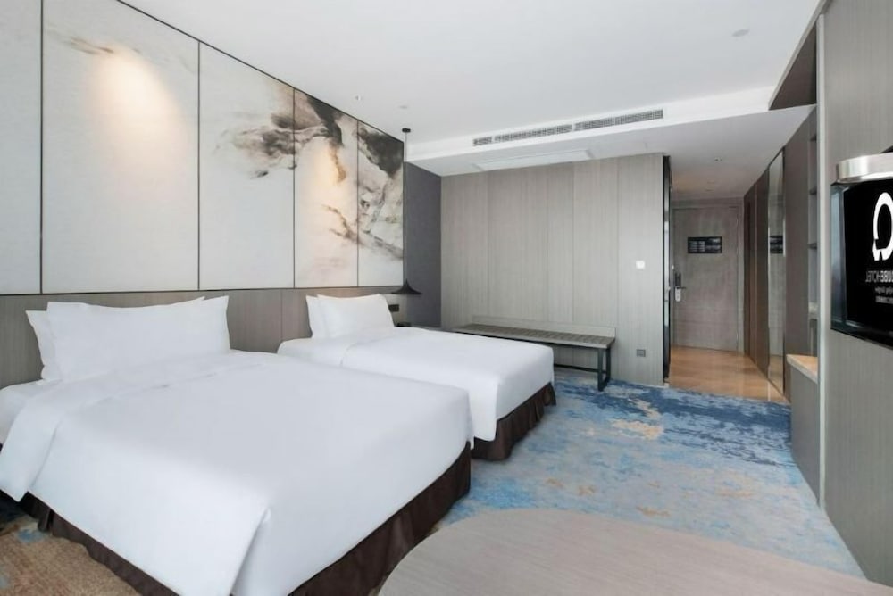 Фото The Qube Hotel