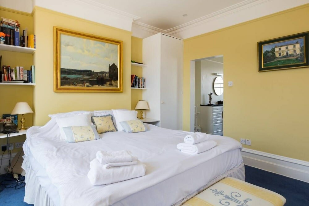 Фото Traditional 5 Bed Family Home Near theTube