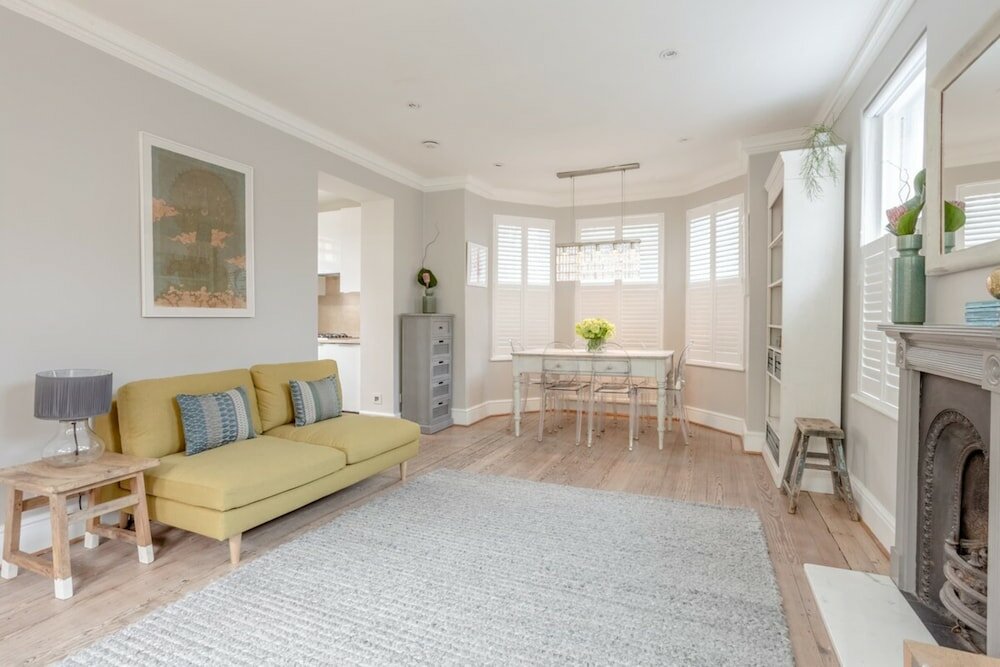 Фото Charmingly Unique and Recently Refurbished Watchman's Lodge in Camden Town