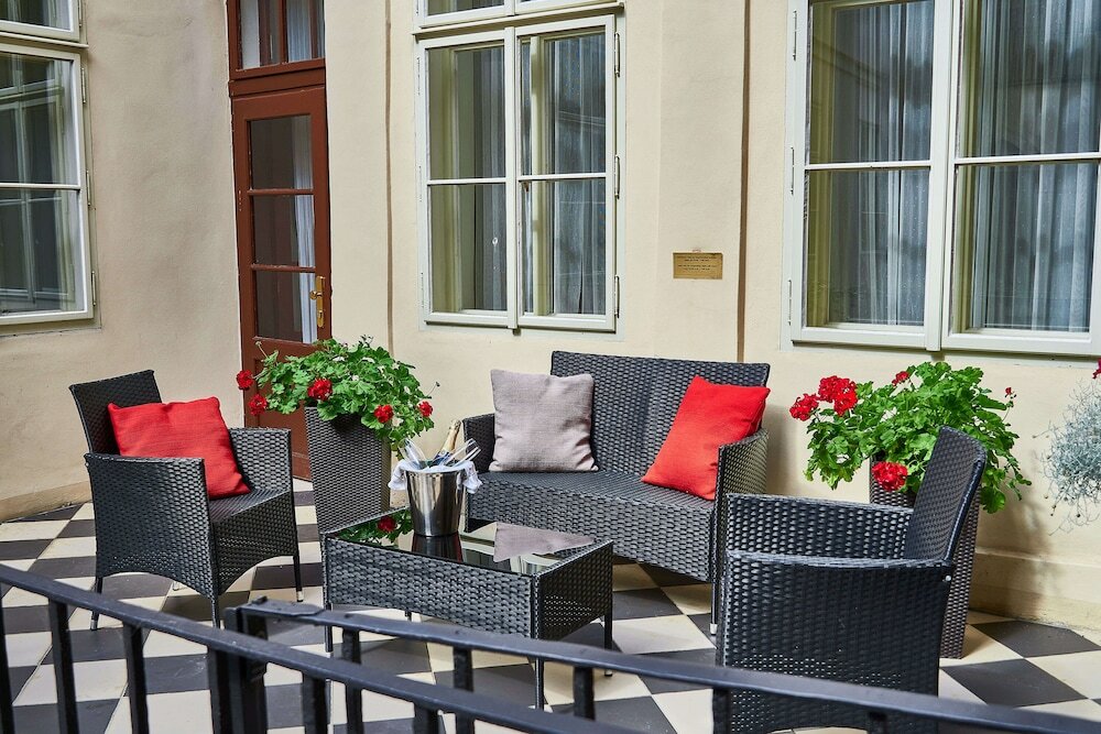 Фото Three Golden Crowns Apartments