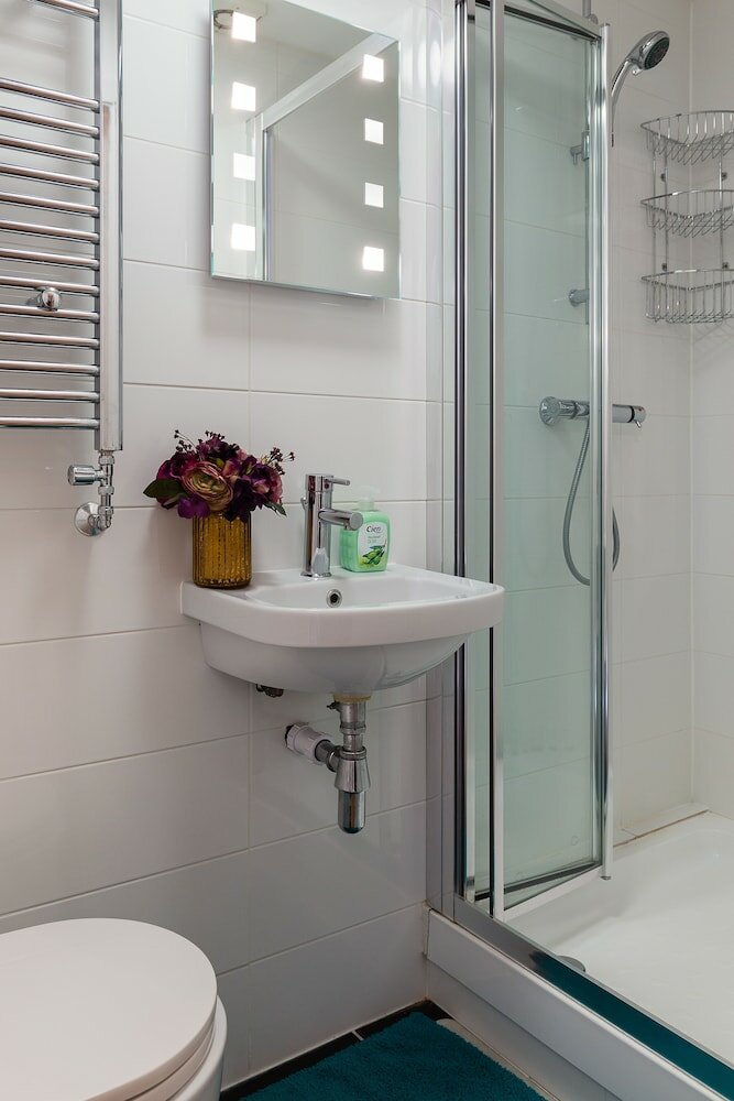 Фото The Oxford Street Retreat - Modern 3bdr in 2 Apartments