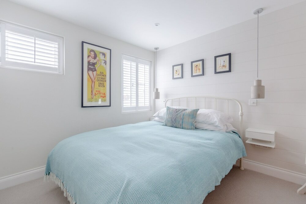 Фото Stunning 2 Bedroom Flat With a Garden in Barnes